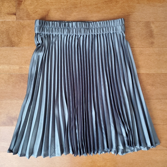 Silver pleated skirt - Picture 2 of 4